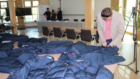 Przemytnicy stracili 475 podrabianych kurtek. Ale ubrania się nie zmarnują