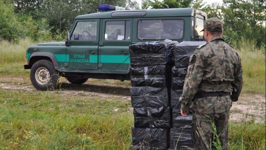 Przemytnicy ukryli w zaroślach ponad 100 tys. papierosów