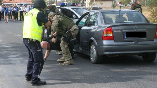 Przemytnicy zepchnęli cysternę z chemikaliami do rzeki. Na niby (zdjęcia)