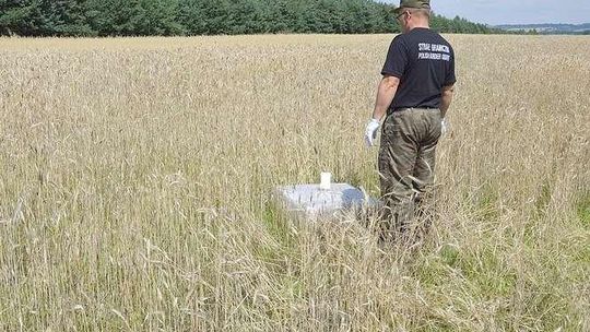 Przemytnicy zrzurzacją papierosy z motolotni