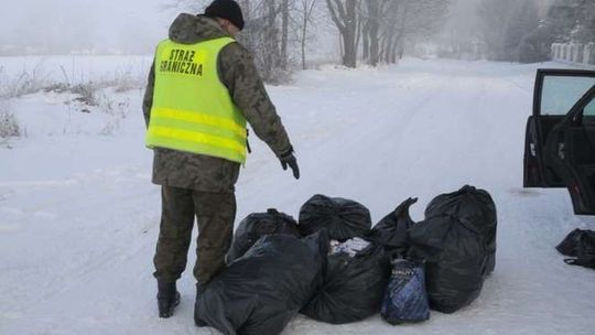 Przemytnik ukrył papierosy... na cmentarzu. W nocy przyjechał je zabrać