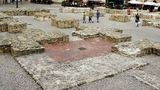 Przenieść szczątki z pl. Po Farze?