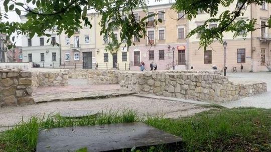 Przeniosą szczątki z pl. Po Farze na cmentarz przy ul. Lipowej? "Jest ich więcej"