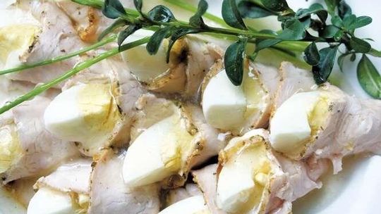 Przepisy na Wielkanoc. Jajka w pieczonym schabie