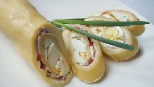 Przepisy na Wielkanoc. Roladki serowe z jajkiem i szynką