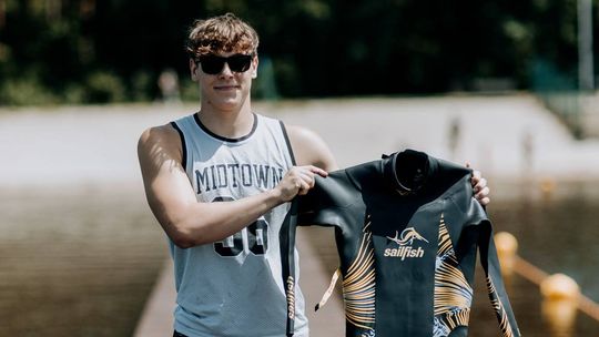 Przepłynął wpław 80 km, aby pomóc dzieciom