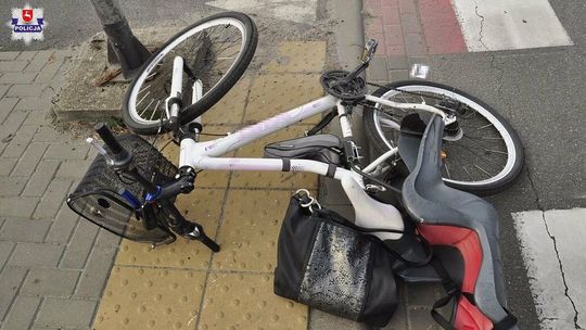 Przeprowadzała rower przez przejście i została potrącona
