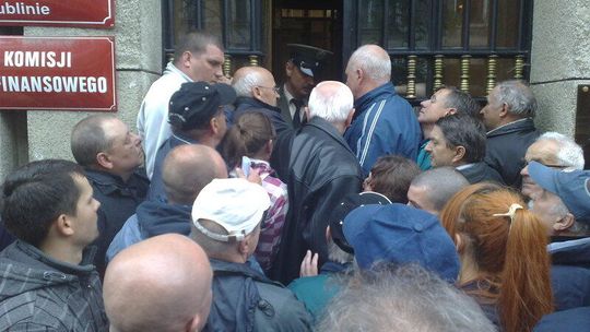 Przepychanki przed bankiem, ludzie chcą zdobyć monety NBP na Euro 2012