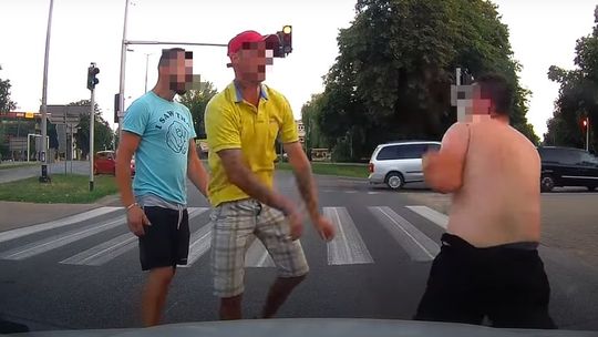 Przepychanki w centrum Puław. Zaatakowanemu mężczyźnie pomogła kobieta [wideo]