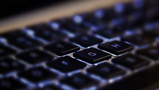 Przerobił zdjęcie, wysyłał fałszywe wiadomości. Internetowy włamywacz zatrzymany