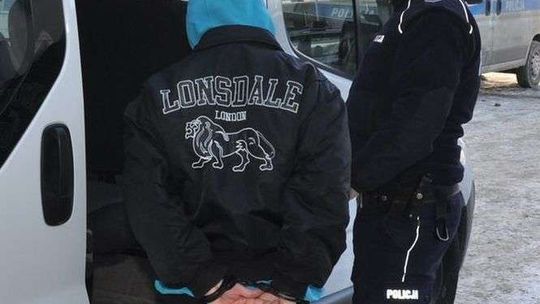 Przestępca nie chciał iść do więzienia. Ale zauważył go policjant po służbie