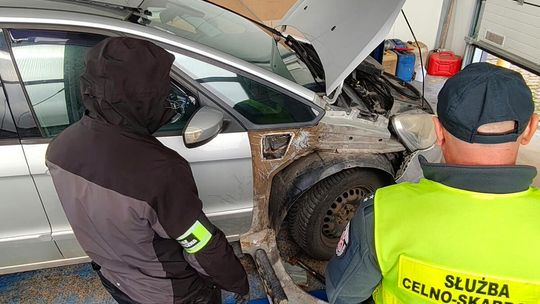 Prześwietlili auto i znaleźli specjalną skrytkę. Ponad 8 kg marihuany jechało przez granicę