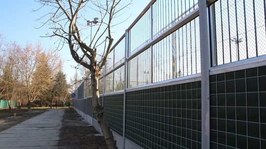 Przeszkadza im hałas i światło z boiska. Małżeństwo chciało grzywny dla miasta