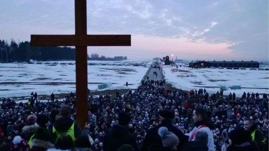 Przeszli "czarną trasę". Procesja Drogi Krzyżowej w byłym obozie na Majdanku  