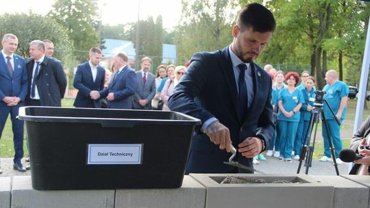 Przetargu nie było, ale kamień węgielny wmurowano. Dopiero teraz jest wykonawca 