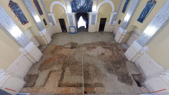 Przewiercili ścianę starego kościoła i wpuścili kamerę do krypty