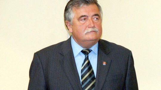 Przewodniczący nie spieszy się z sesją. Chcą go odwołać