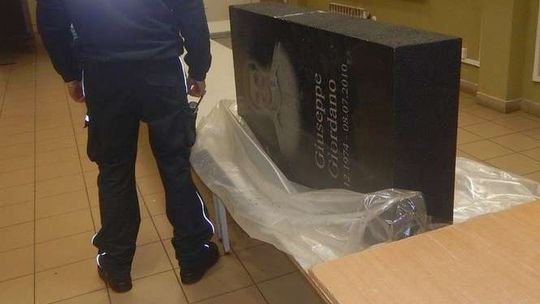 Przewoził płytę nagrobkową przez granicę. Co znajdowało się w środku?