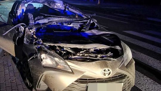 Przewoził ponad 16-metrowe drzewo na nieoświetlonej przyczepie. Uderzyła w nią osobówka