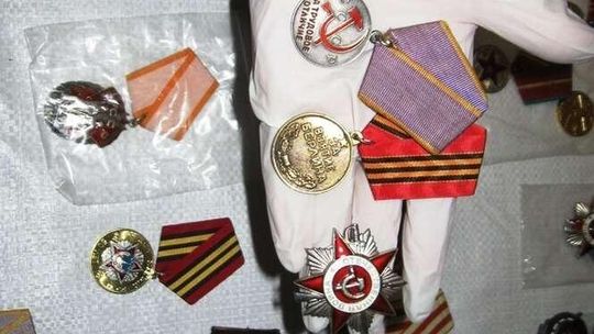 Przewoził radzieckie ordery, nie zgłosił ich celnikom