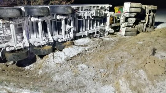 Przewrócona ciężarówka w rowie. Kierowca dostał mandat