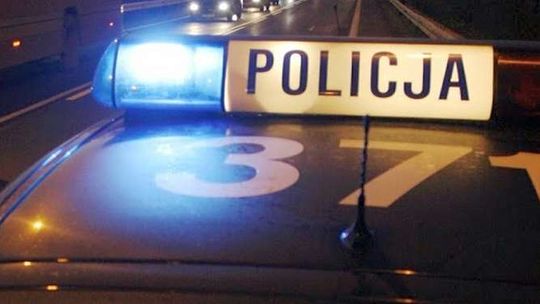 Przez kilka kilometrów uciekał przed policją. Aż uderzył w znak