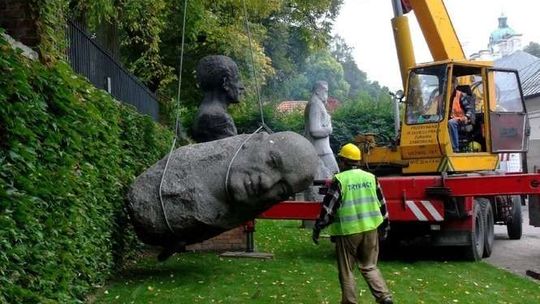 Przez lata stał na zapleczu uczelni. 16-tonowy gen. "Walter" przyjechał do Kozłówki