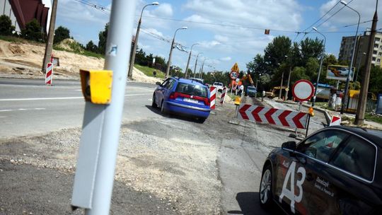 Przez parking przy Globusie nie przepuszczą