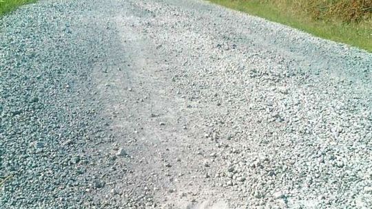 Przez pomyłkę asfalt wysypali tłuczniem. Wcześniej pomylili drzewa do przycięcia