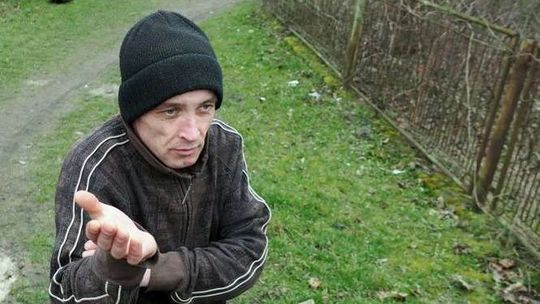 Przez rok więzili go w domu i żyli za jego pieniądze. "Bałem się. Bili mnie i straszyli"