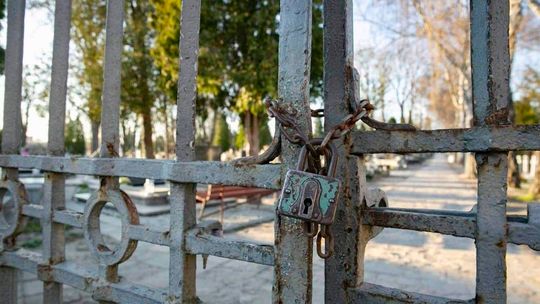 Przez trzy dni cmentarze będą zamknięte. "Uważam to za dobrą decyzję"