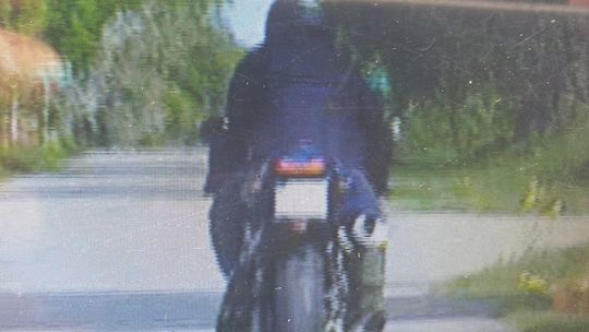 Przez wieś, jak po wyścigowym torze. Motocyklista "zarobił" mandat i punkty karne
