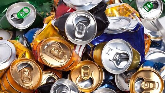 Przez wybite okno ukradł puszki z piwem. Szybko je opróżnił 