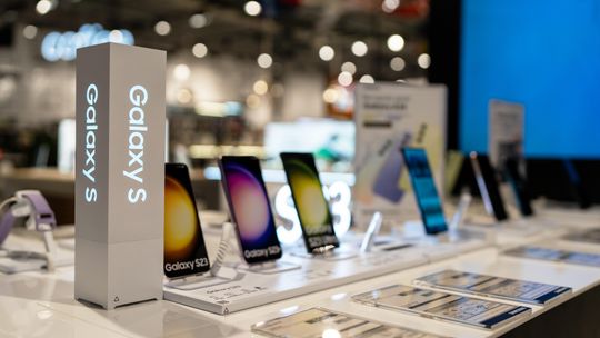 Przezroczyste etui Samsung Galaxy S26 – jak wybrać model, który nie żółknie po miesiącu?