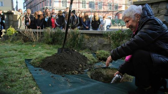 Przy III LO w Lublinie zakopali kapsułę czasu. Co jest w środku?
