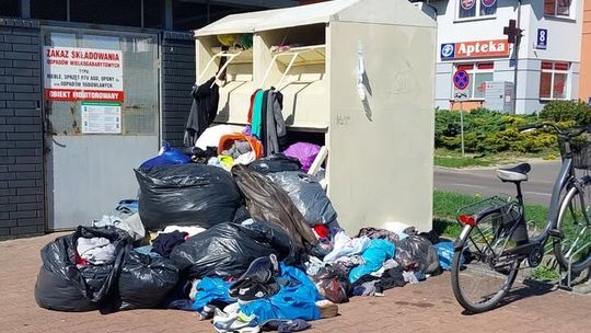 Przy kontenerze jak na wysypisku. "Ktoś regularnie przywozi worki do miasta" 