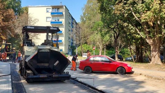 Przy ul. Wallenroda praca wre. Już wkrótce będzie jeździło się jak po stole
