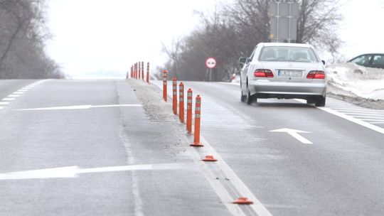 Przybędzie słupków oddzielających pasy na drodze Lublin - Łopiennik