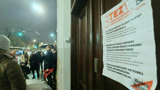 "Przybili" kartkę z tezami na drzwiach kuratorium w Lublinie. KOD nie chce szkoły Czarnka