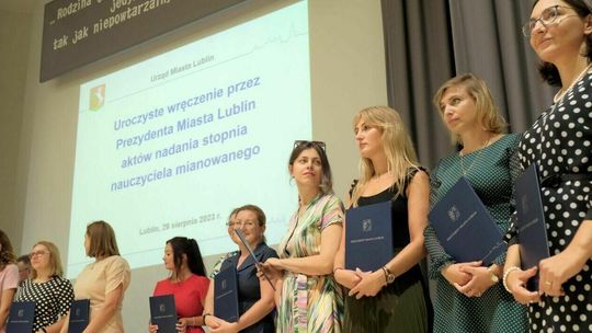 Przybyło 330 mianowanych nauczycieli. Awanse oznaczają podwyżki [zdjęcia]