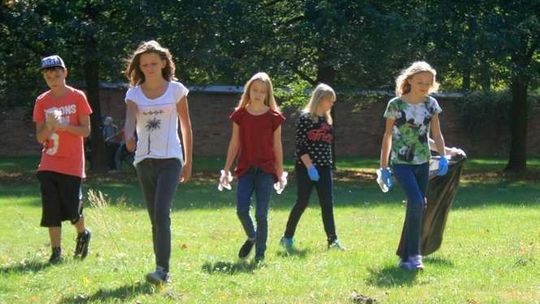 Przybywa śmieci w Parku Czartoryskich. Pomóż w sprzątaniu