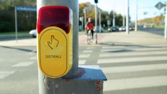 Przyciski dla rowerzystów od dawna są zakazane. Ratusz nadal ich nie usunął