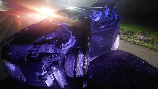 Przyczepa odczepiła się od ciągnika i uderzyła w osobówkę. Groźne zdarzenie w gminie Mełgiew