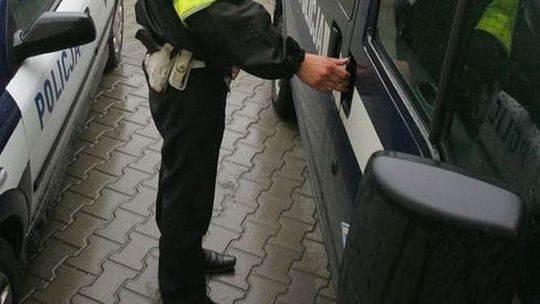 Przyglądał się policjantom. Zgubiła go ciekawość