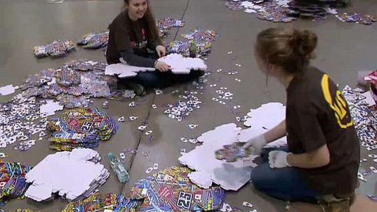 Przygotowania do 25. Finału WOŚP. Wolontariusze szykują skarbonki