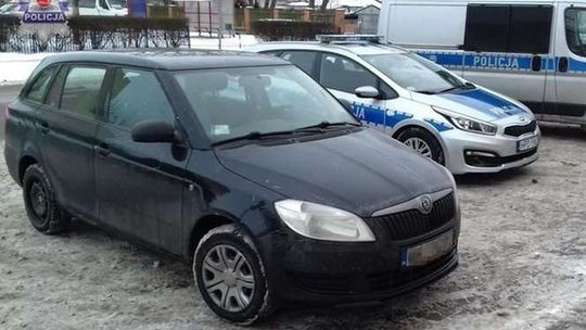 Przyjechał autem na komendę, policjant zabrał mu prawo jazdy