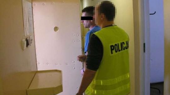 Przyjechał po pieniądze. Pobili go i zmusili do podpisania umowy na sprzedaż auta