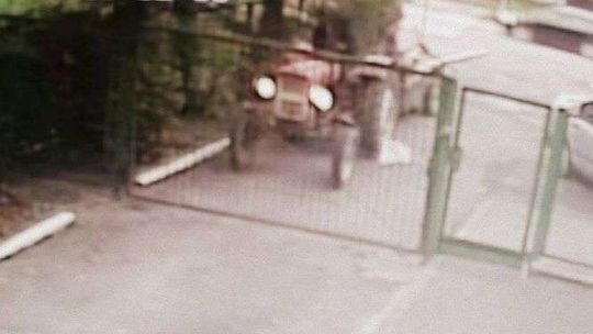 Przyjechał traktorem na policję zapytać czy nie znają dobrego prawnika. Był jeden problem