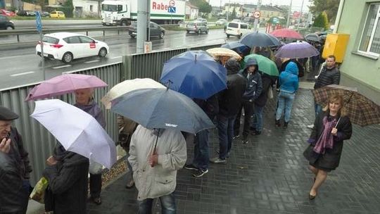 Przyjechał z Łodzi, czekał od 3 rano. Długa kolejka do nowego sklepu w Lublinie