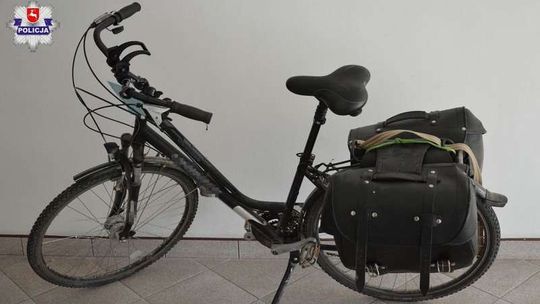 Przyjeżdżają policjanci, a włamywacz szykuje sobie kolację